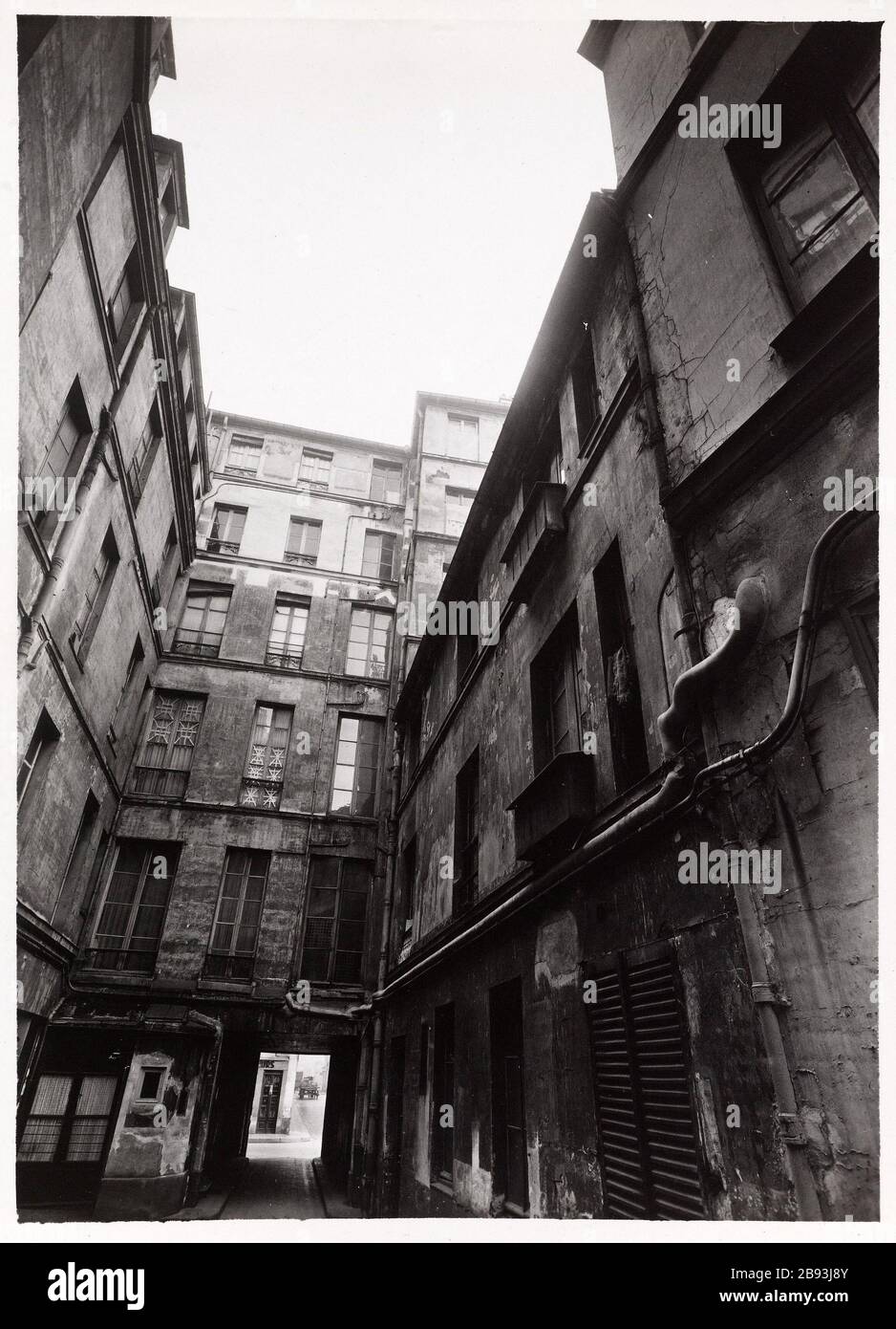 9 St. Paul Street. Gerichtsgebäude, 9 Saint-Paul-Straße, 4. Bezirk, Paris. "Cour d'immeuble, 9 rue Saint-Paul, Paris (IVème arr.)". Photographie d'Albert Cayeux. Tirage au gélatinobromure d'argent. Entre 1941 und 1943. Paris, musée Carnavalet. Stockfoto