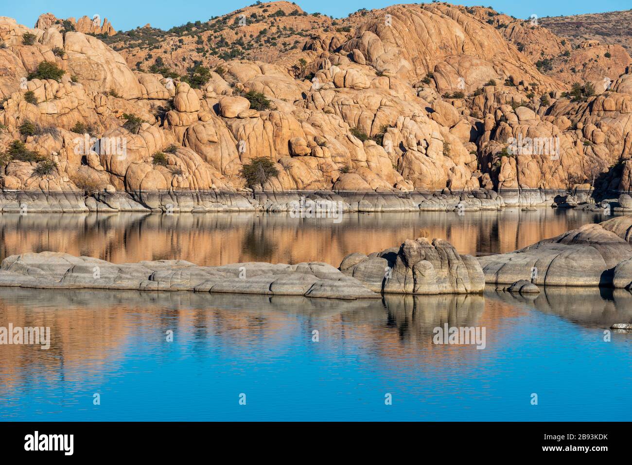 Landschaft aus braunen und braunen Felsformationen am Wasser im Watson Lake Park in Prescott, Arizona Stockfoto