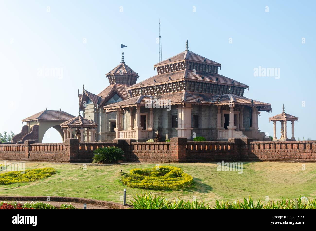 Umgeben von einem schön angelegten Garten, Jai Vinayak Temple, JSW Township Chaferi, Ratnagiri, Maharashtra, Indien Stockfoto