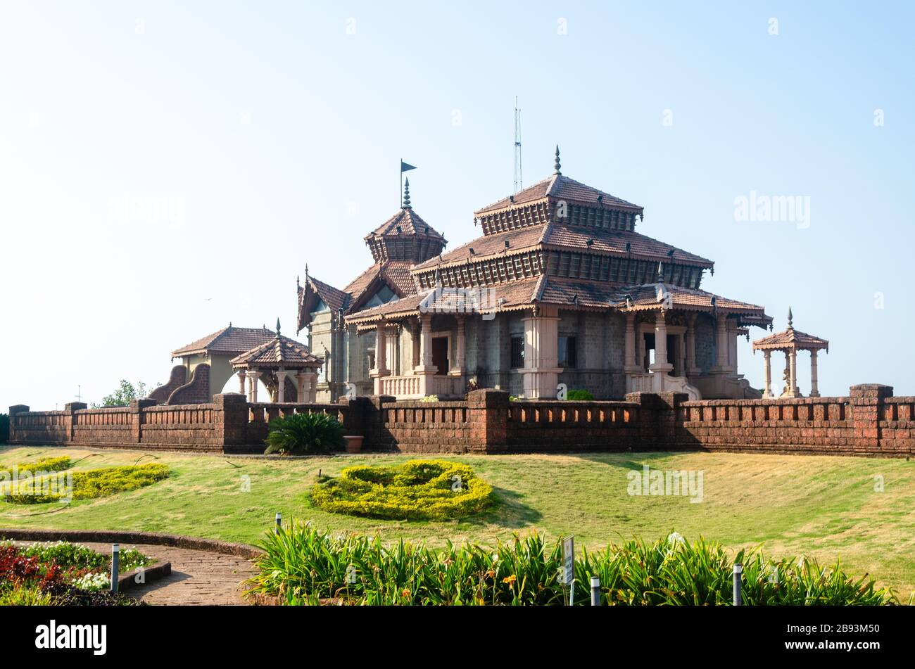 Umgeben von einem schön angelegten Garten, Jai Vinayak Temple, JSW Township Chaferi, Ratnagiri, Maharashtra, Indien Stockfoto