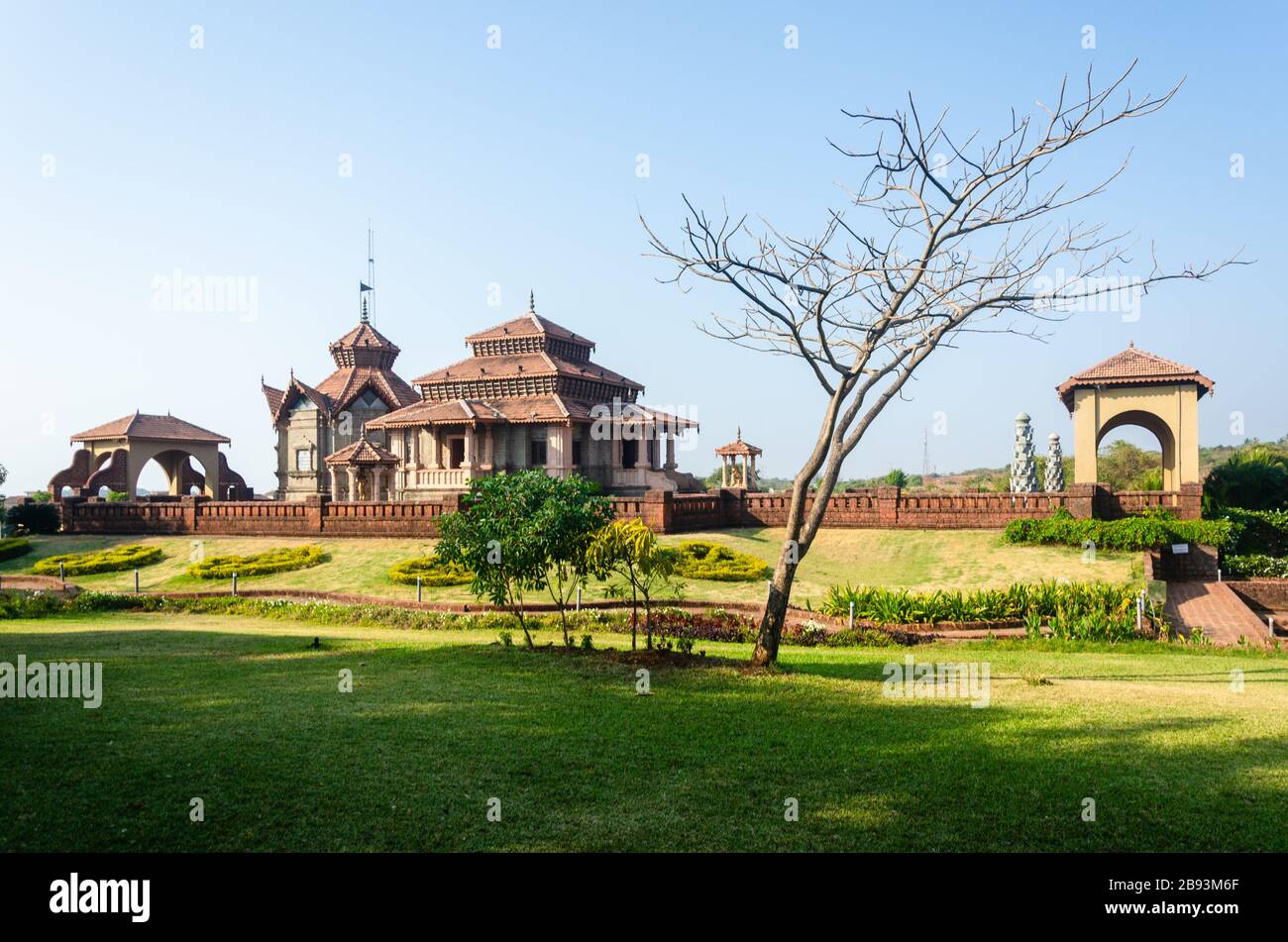 Umgeben von einem schön angelegten Garten, Jai Vinayak Temple, JSW Township Chaferi, Ratnagiri, Maharashtra, Indien Stockfoto