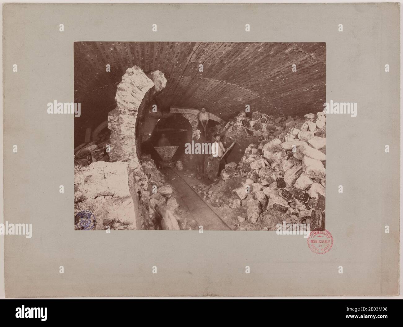 Rivoli Straße / [...]. Bau der Eisenbahnmetropole Paris: Porträt der Arbeiter in einer U-Bahn, rue de Rivoli, 1. Bezirk, Paris Anonyme. Rue de Rivoli [...]. "Construction du chemin de fer métropolitain Municipal de Paris: Portrait d'ouvriers dans un Souterrain, rue de Rivoli, 1er arrondéronoire, Paris". Tirage au gélatino-chlorure d'argent. Paris, musée Carnavalet. Stockfoto