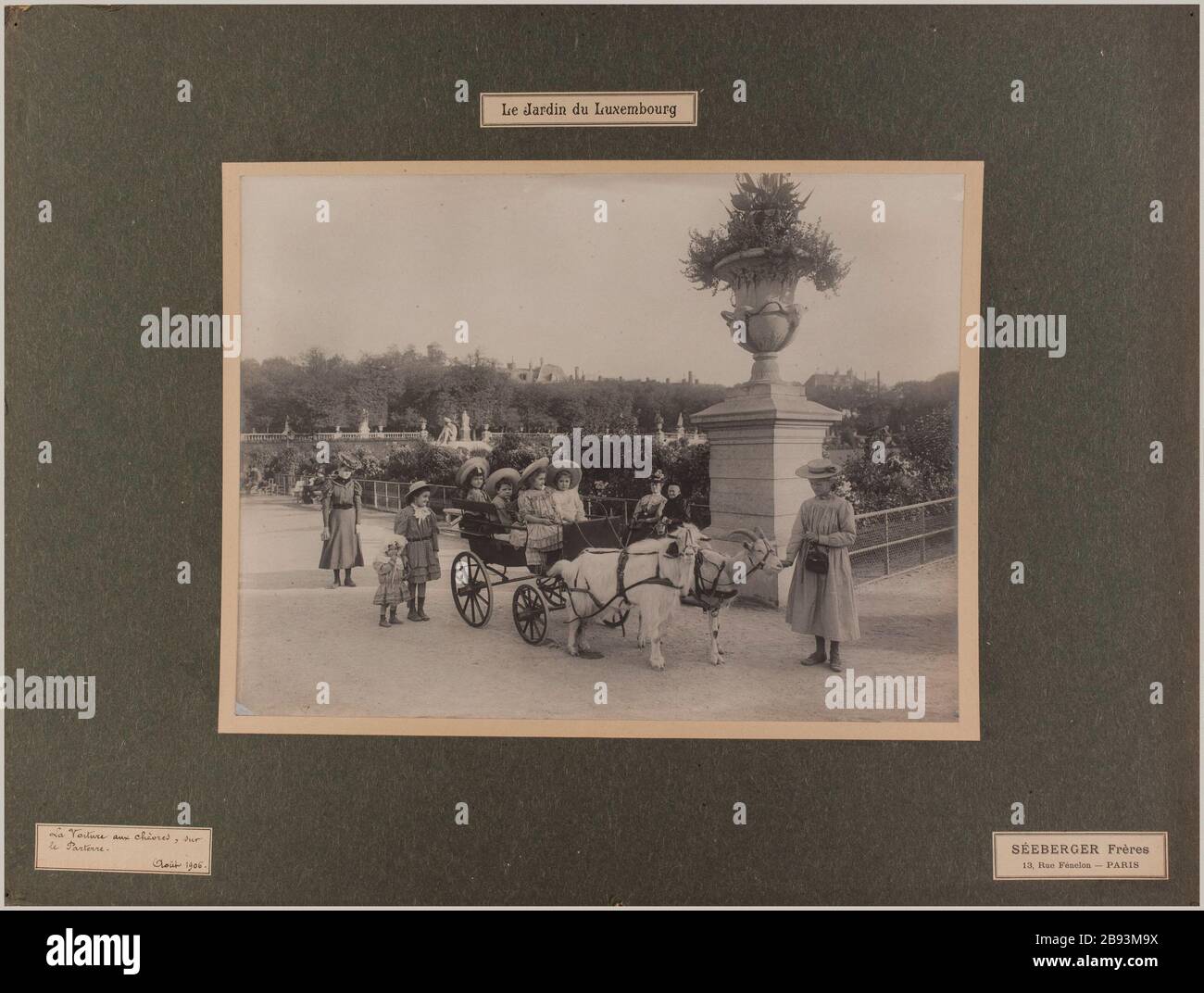 Der Jardin du Luxembourg / Autokiegen am Publikum / August 1906. Das Auto die Ziegen auf dem Rasen, die Jardin du Luxembourg, 6. Bezirk, Paris Séeberger Frères. Le jardin du Luxembourg / La voiture aux chèvres, sur / le parterre / Aout 1906. "La voiture aux Chèvres sur le parterre, jardin du Luxembourg, 6ème arrondissement, Paris". Tirage au gélatino-bromure d'argent. En 1906-08-1906-08. Paris, musée Carnavalet. Stockfoto