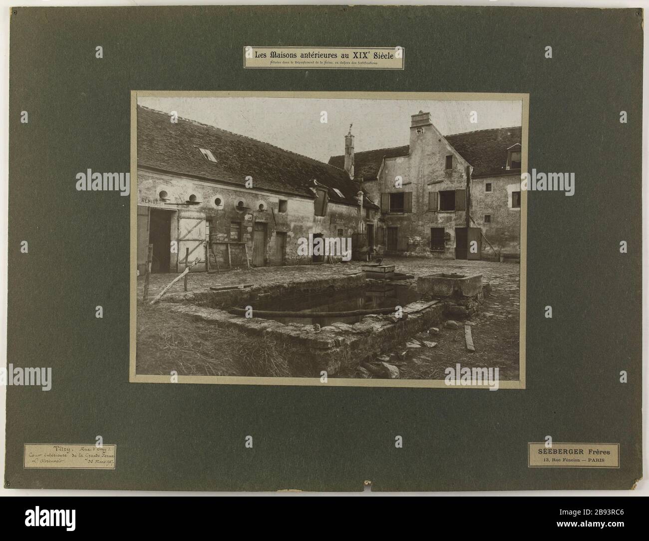 Frühere Häuser im neunzehnten Jahrhundert / im Departement seine, außerhalb der Befestigungen / Vitry. Straße Oncy 1. Innenhof der großen Farm/der Trog vom 30. März 1907 Les maisons antérieures au XIXème siècle, situées dans le déparée de la seine, en dehors des formistures: Cour intérieure de la grande ferme, 1 rue d'Oncy, Vitry. "Les maisons antérieures au XIXème siècle / situées dans le département de la seine, en dehors des formiasts / Vitry. Rue d'Oncy 1. Cour intérieure de la Grande Ferme / L'abreuvoir 30 mars 1907'. 1907-03-30. Photographie de Séeberger Frèr Stockfoto