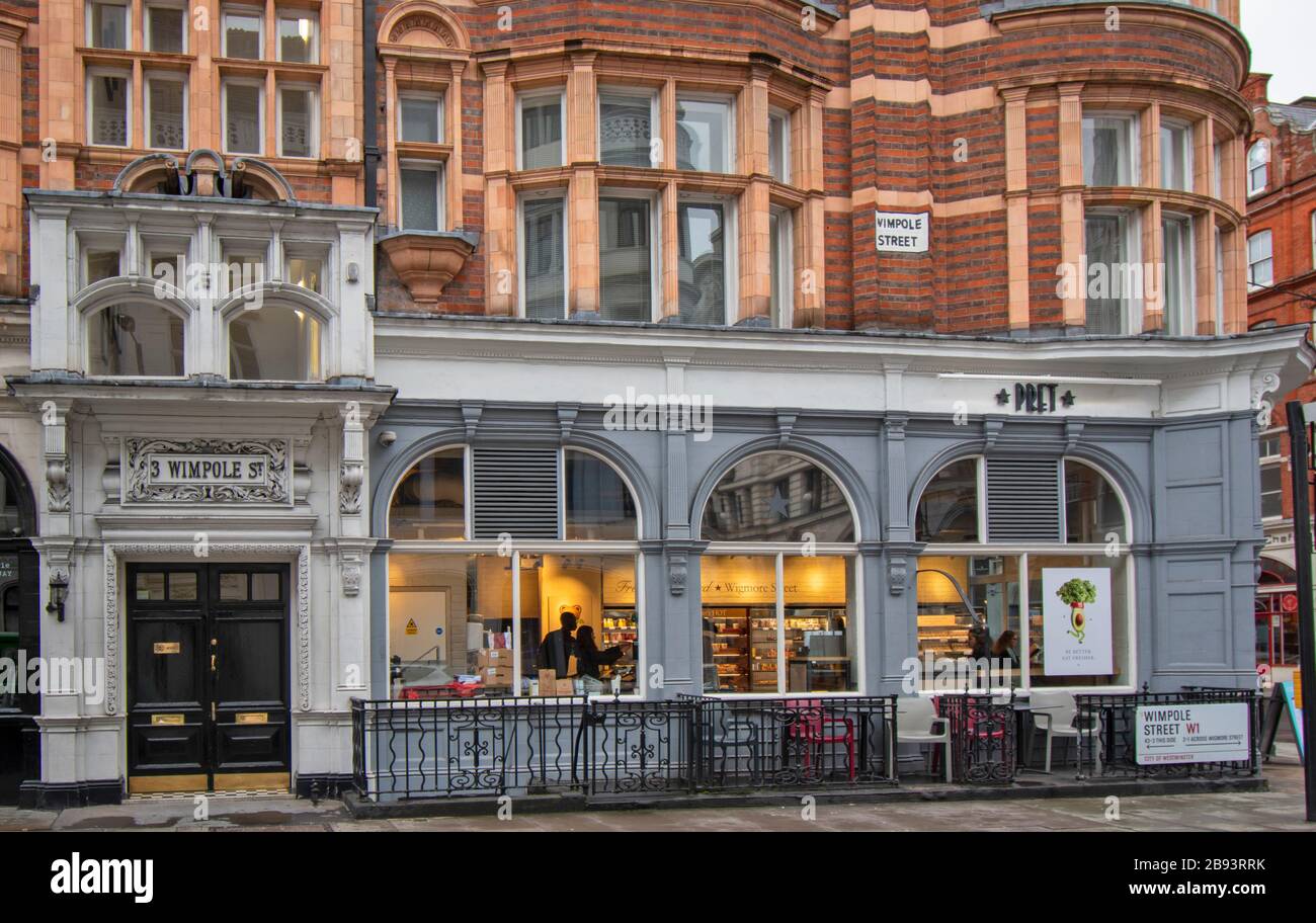 LONDON NUMMER 3 WIMPOLE STREET ROTES ZIEGELGEBÄUDE AN DER ECKE WIGMORE STREET EIN PRET CAFÉ Stockfoto