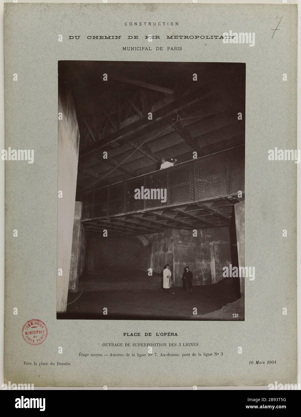 Bau / Straßeneisen Metropolitan / Stadtflughafen Paris. / Opera Square / Overlay-Arbeit von 3 Linien / Mittelboden - Line Primer 7. Über Deck der Linie 3. Vue des travaux souterrains du métro à la Station Opéra, Superposition des lignes 7 et 3, . Paris (VIIIème arr.).'Construction / du chemin de fer métropolitain / Munizipalität de Paris. / Place de l'Opéra / ouvrage de Superposition des 3 lignes / Etage moyen - Amorce de ligne Nr. 7. Au dessus pont de la ligne Nr. 3'. 1904-03-16. Photographie anonyme. 1904-03-16. Paris, musée Carnavalet. Stockfoto