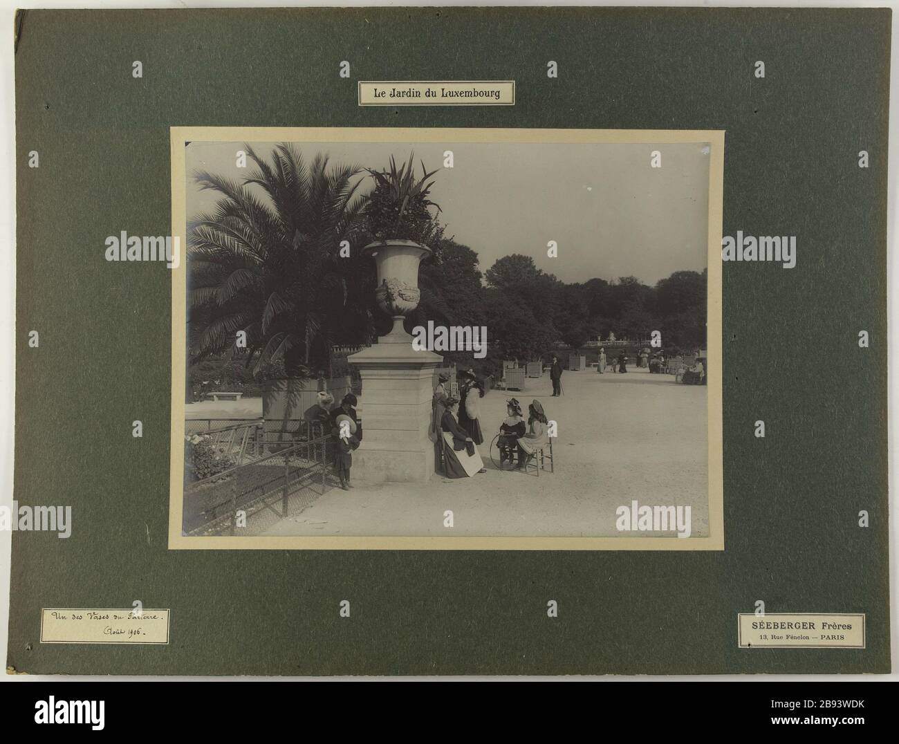 Jardin du Luxembourg / A Vases Parterre / August 1906. Le jardin du Luxembourg, vue d'un des vases du parterre. Paris (VIème arr.).'Le Jardin du Luxembourg / UN des Vasen du Parterre / Août 1906'. 1906-08. Photographie de Séeberger Frères. 1906-08. Paris, musée Carnavalet. Stockfoto