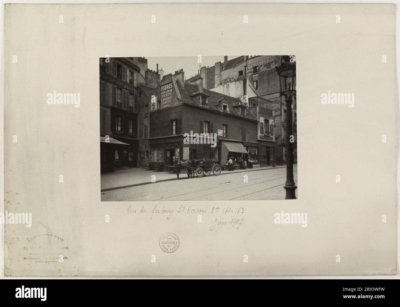Rue du Faubourg St Honore, Nr. 161-163/Juni 1907 Blick auf ein Haus in der 161-163 Faubourg St Honoré, 8. Bezirk, Paris. Vue d'une maison au 161-163 faubourg Saint-Honoré, Paris (VIIIème arr.). Photographie d'E. Gossin (18..-19...). Tirage au gélatino-bromure d'argent. Juin 1907. Paris, musée Carnavalet. Stockfoto