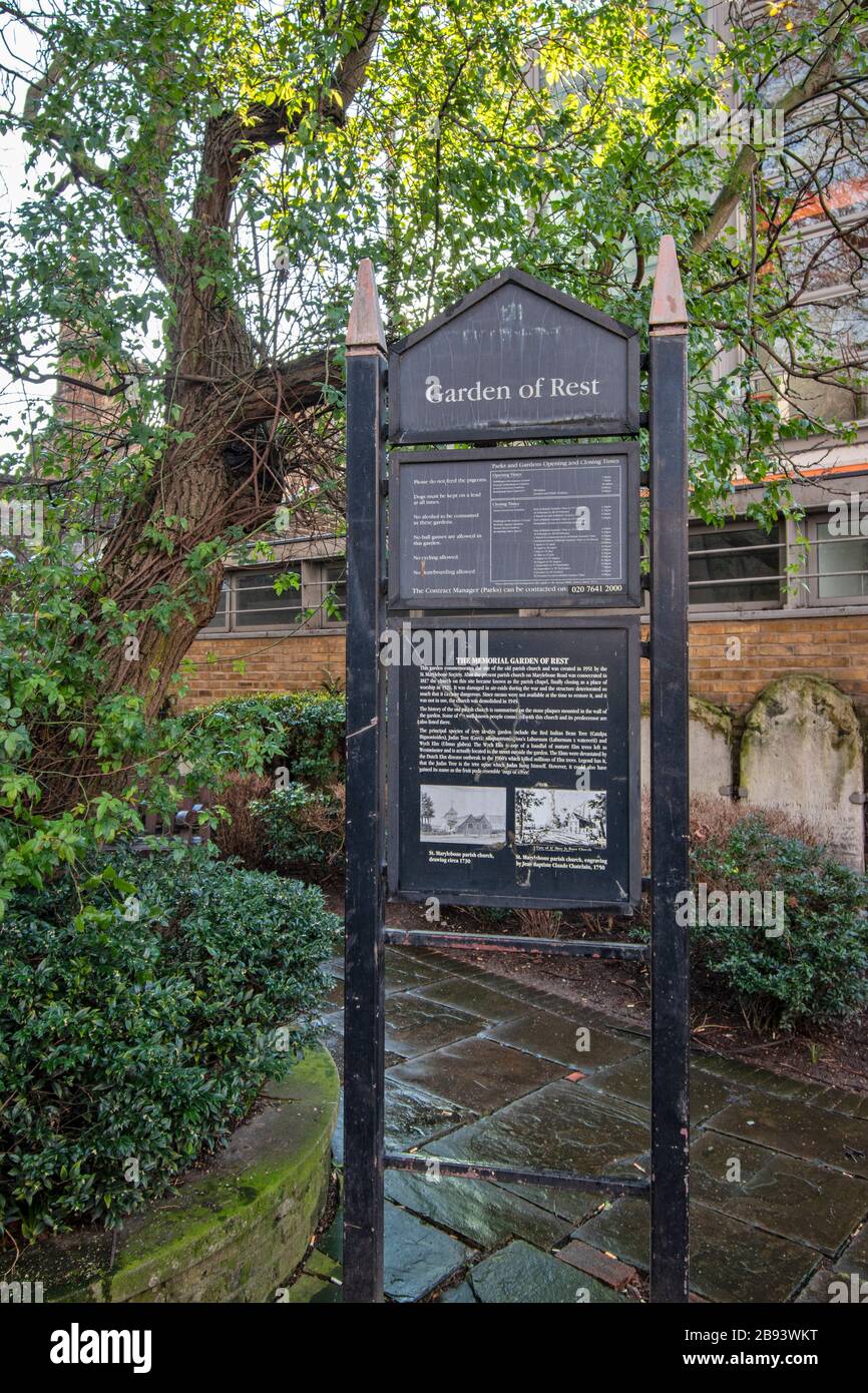 LONDON DER GARTEN DER RUHE MARYLEBONE MIT INFORMATIONSSCHILD Stockfoto