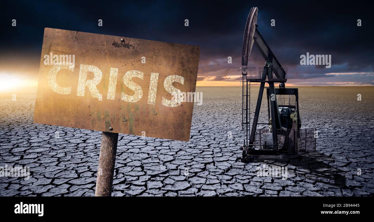 Ölbohrinsel in der Wüste auf dem Hintergrund eines dramatischen Himmels. Symbol der Krise in der Ölindustrie Stockfoto