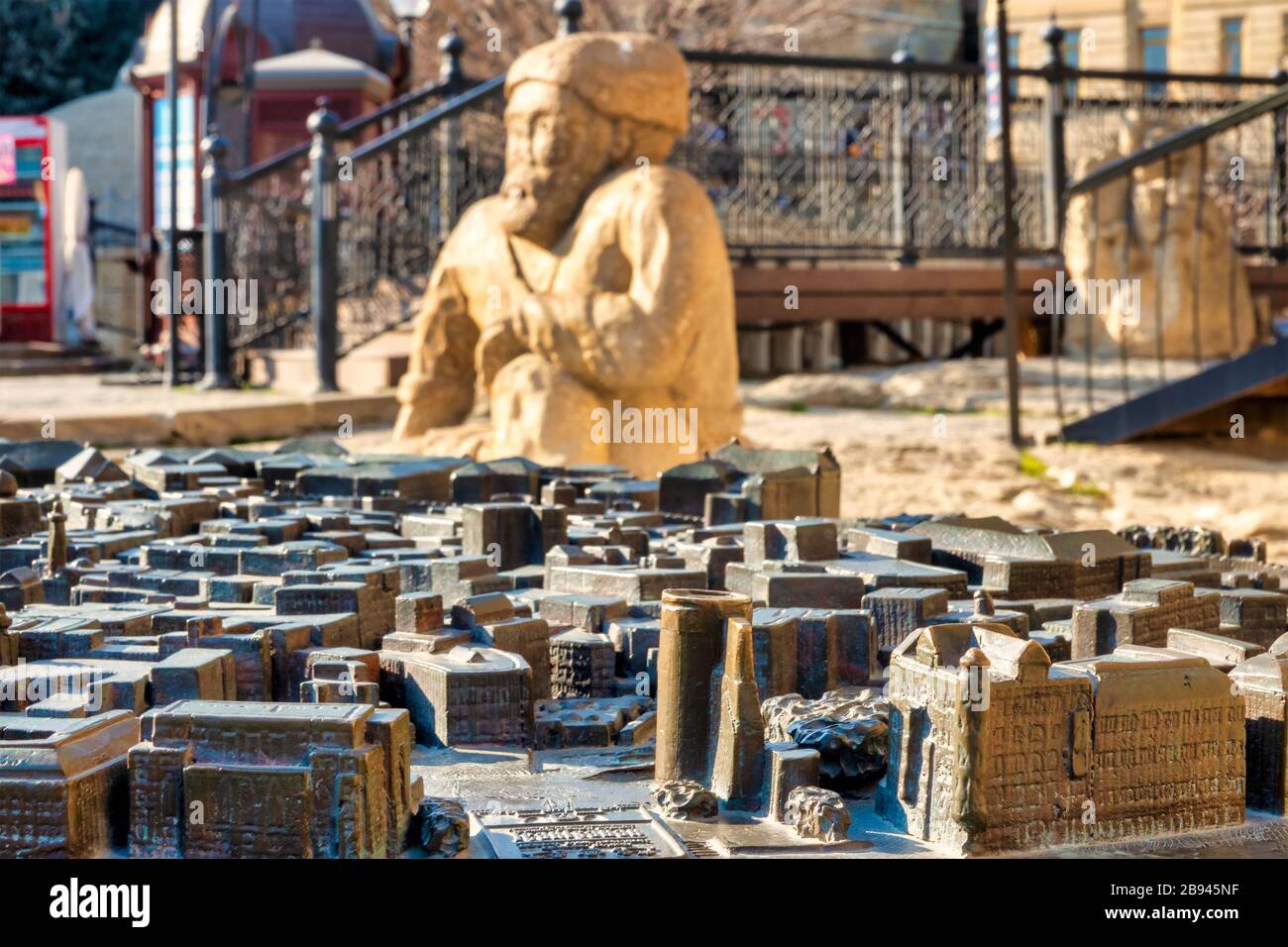 Icherisher Modell vor dem Maiden Tower, Baku, Aserbaidschan Stockfoto
