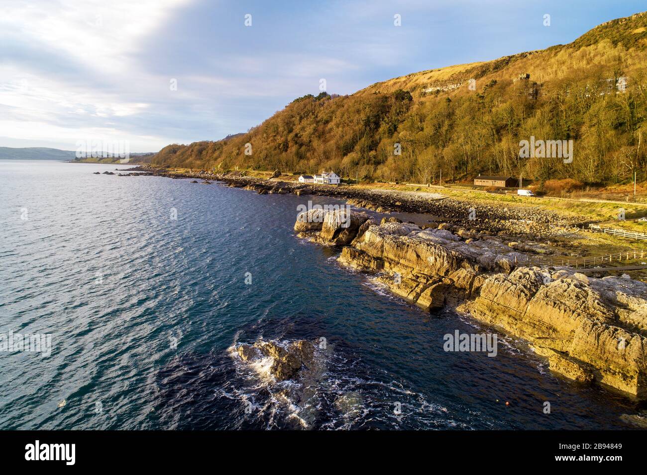 Nordirland, Großbritannien. Atlantikküste, Garron Point Rocks und Antrim Coast Road, auch bekannt als Causeway Coastal Route. Eine der landschaftlich schönsten Küstenstraßen Stockfoto
