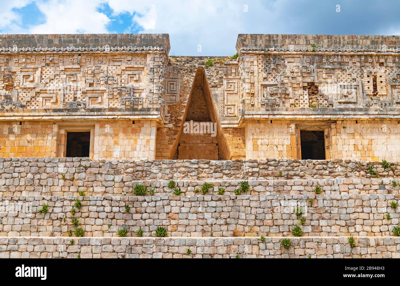 Der Palast des Gouverneurs auf der archäologischen Stätte von Maya in Uxmal, Yucatan-Halbinsel, Mexiko. Stockfoto