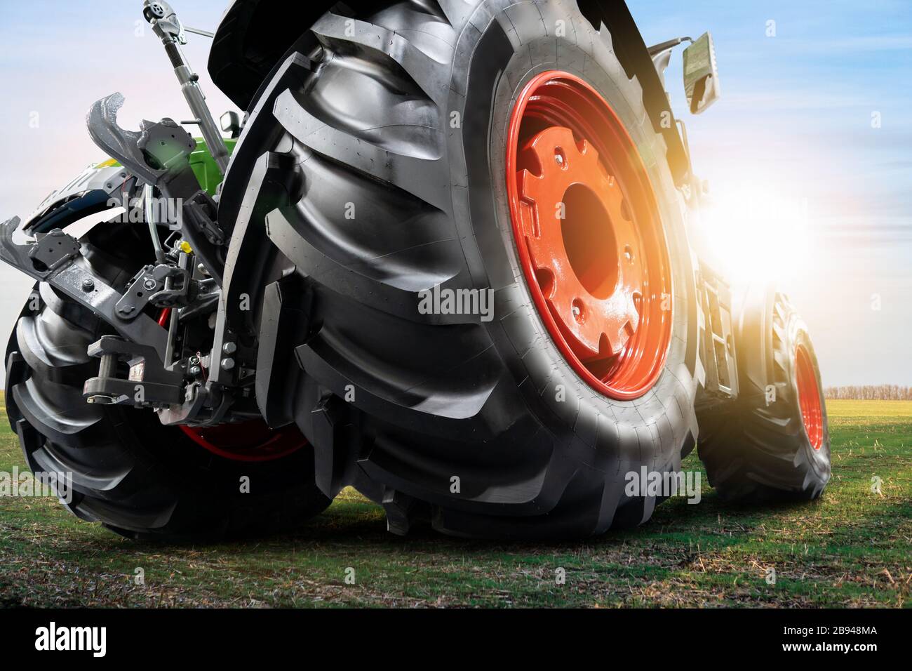 Unterseite des Traktors. Nahaufnahme der Räder Stockfoto