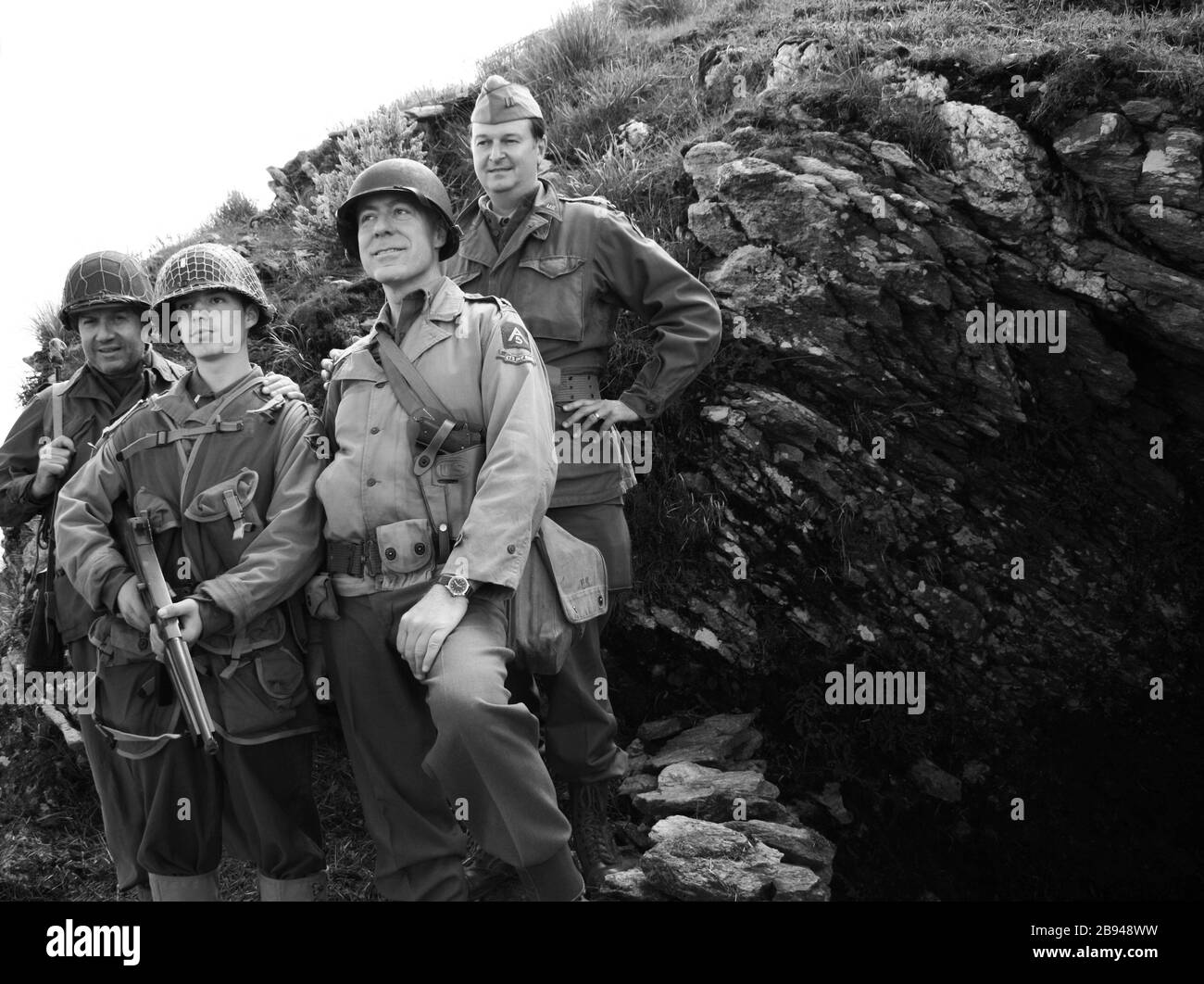 Amerikanische alliierte Soldaten in Schützenuniformen bekämpfen deutsche Feinde entlang der gotischen Linie in einer historischen Nachstellung in der toskana Stockfoto