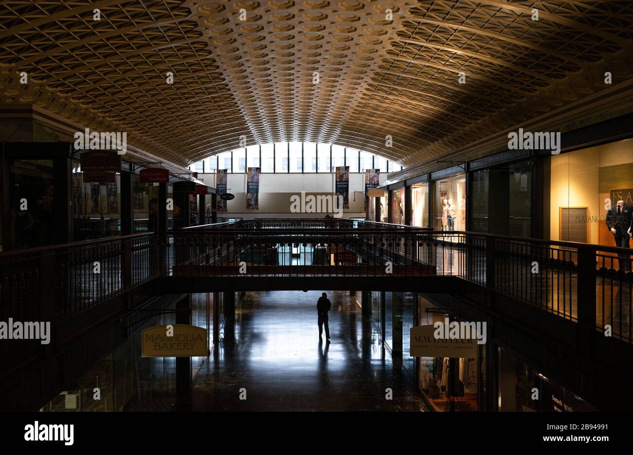 Washington DC, USA. März 2020. Washington, Vereinigte Staaten. März 2020. Ein Mann läuft durch eine fast leere Union Station, während die Pandemie COVID-19, Coronavirus, am 23. März 2020 die Zugfahrt zu einem nahe gelegenen Halt in Washington, DC bringt. Foto von Kevin Dietsch/UPI Credit: UPI/Alamy Live News Credit: UPI/Alamy Live News Stockfoto