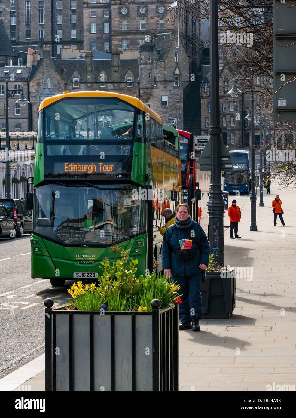 Touristenbusse für Besichtigungstouren sind wegen fehlender Toruisten während der Pandemie von Covid-19 Coronovirus, Edinburgh, Schottland, Großbritannien, leer Stockfoto