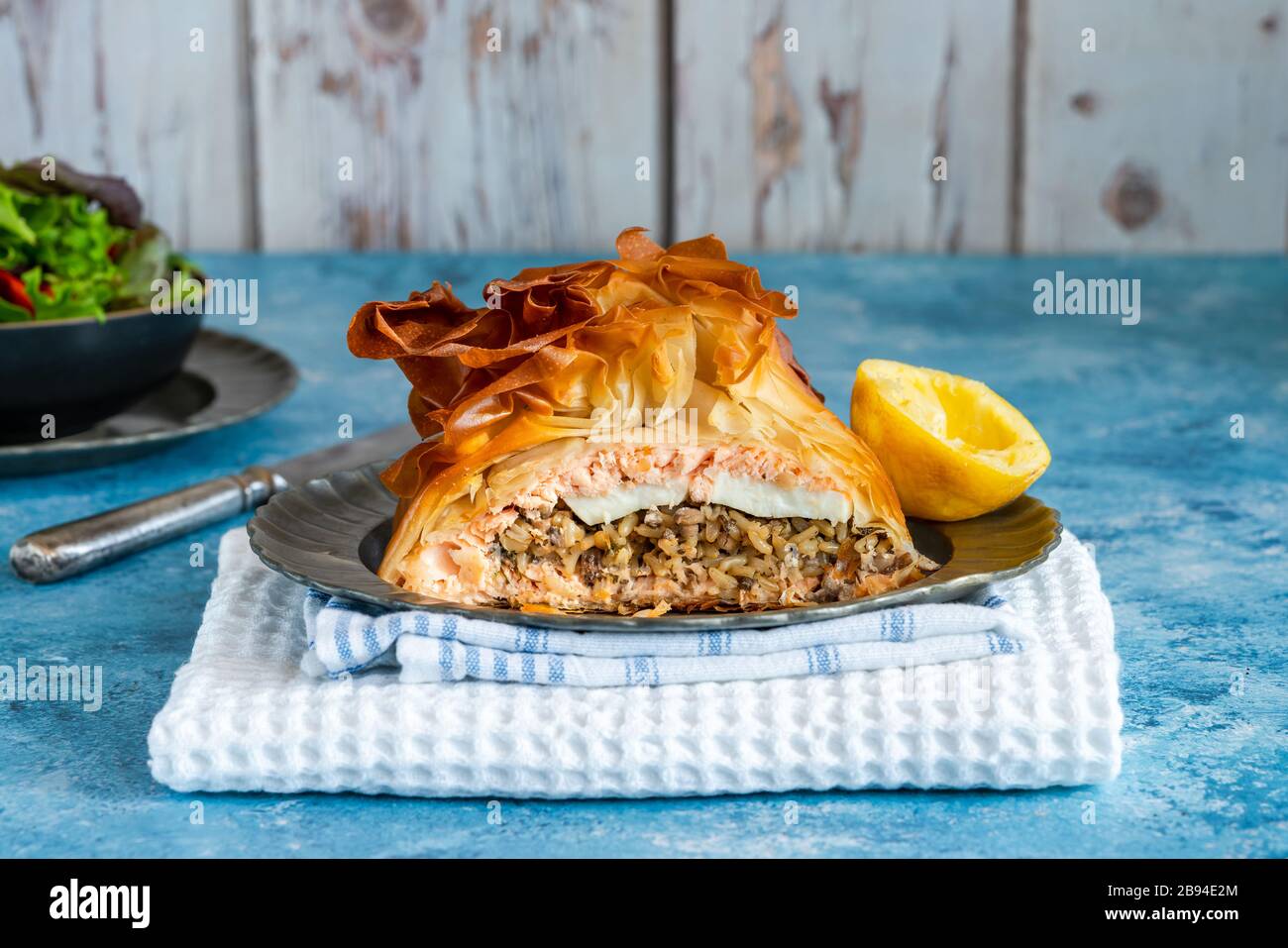 Coulibiac - russischer Pirog mit Reis, Pilzen, Zwiebeln, Dill und hart gekochtem Ei Stockfoto