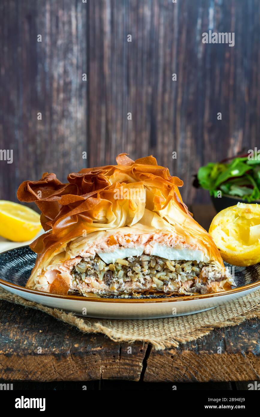 Coulibiac - russischer Pirog mit Reis, Pilzen, Zwiebeln, Dill und hart gekochtem Ei Stockfoto