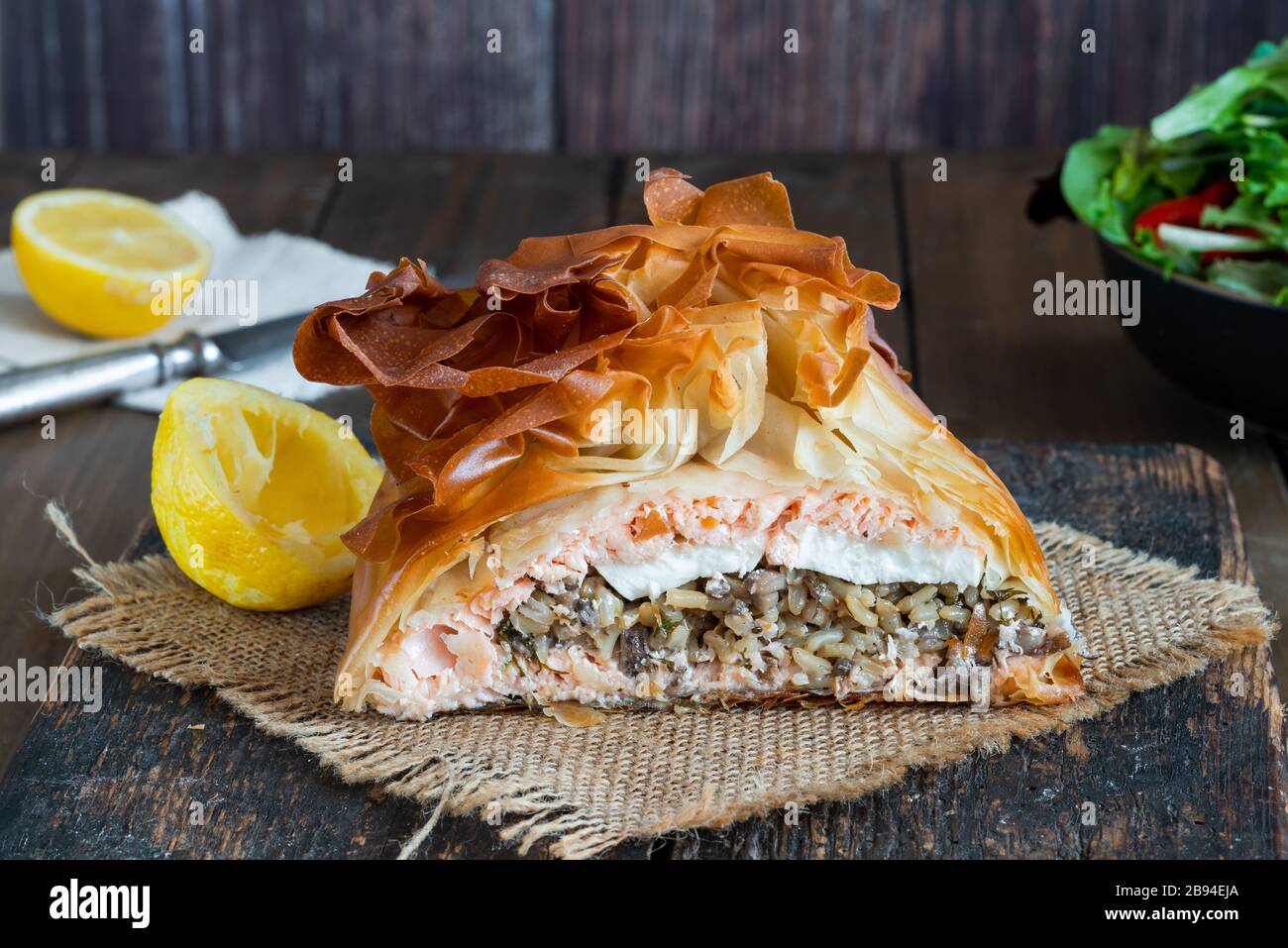 Coulibiac - russischer Pirog mit Reis, Pilzen, Zwiebeln, Dill und hart gekochtem Ei Stockfoto