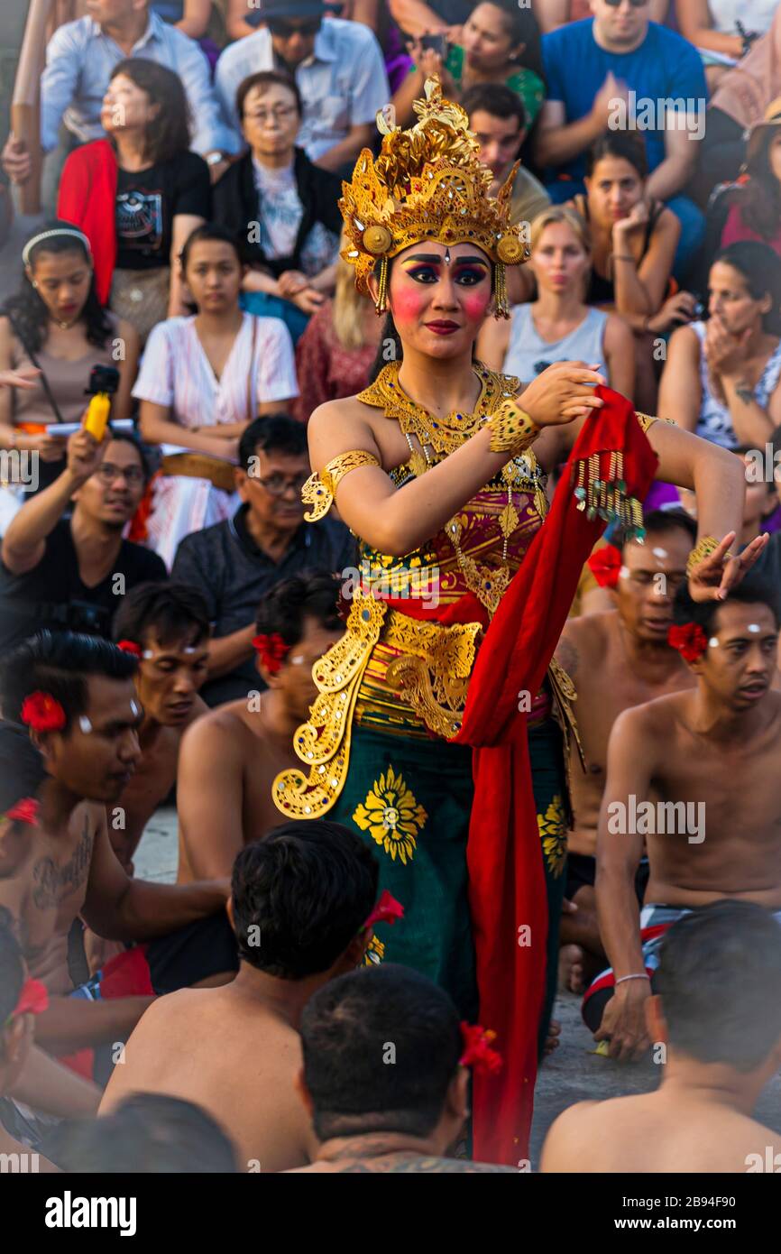 Kecak Fire Dance: Ein Darsteller, der die Rolle der Sita aus dem Hindu-Epos Ramayana im Pura Luhur Uluwatu Tempel porträtiert. Stockfoto