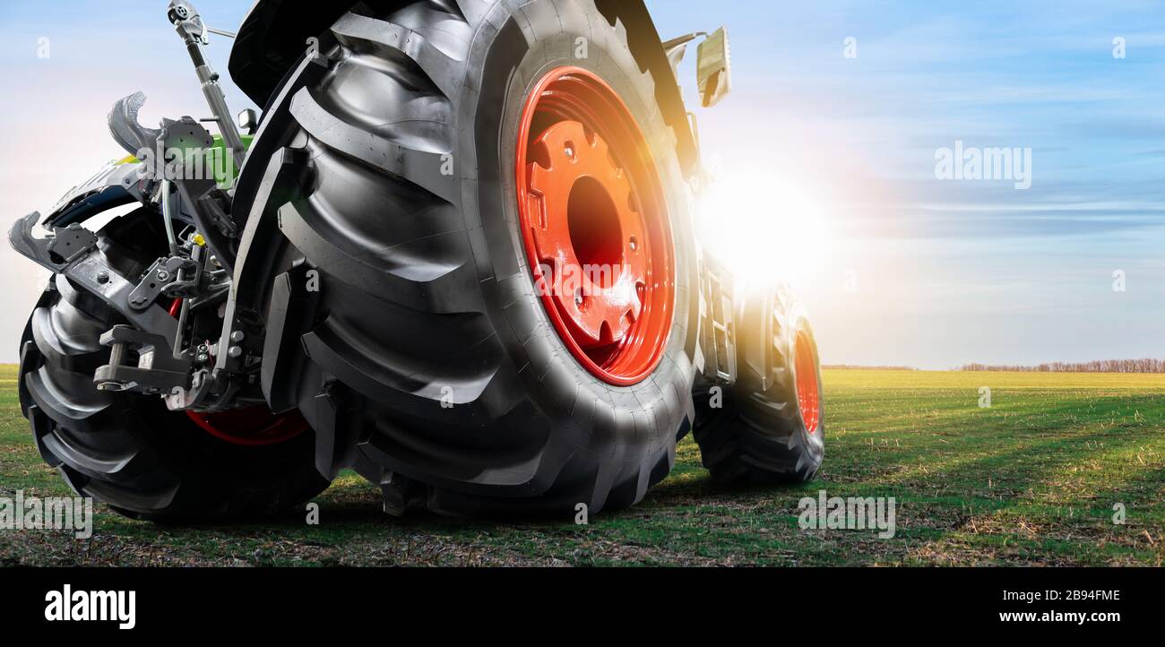 Unterseite des Traktors. Nahaufnahme der Räder Stockfoto