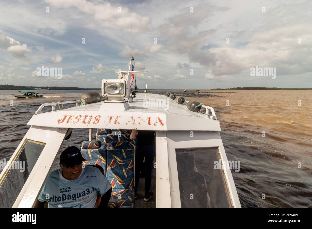 Treffen von zwei Flüssen in der Stadt Manaus in Der Amazonas Brasilien Stockfoto