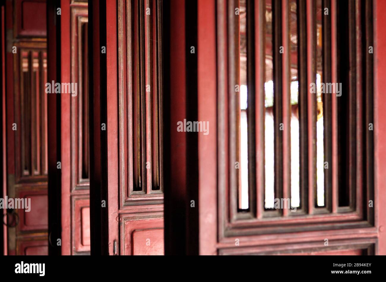 Detail der roten Fensterläden am Minh Mang Royal Grab, Hue, Vietnam Stockfoto