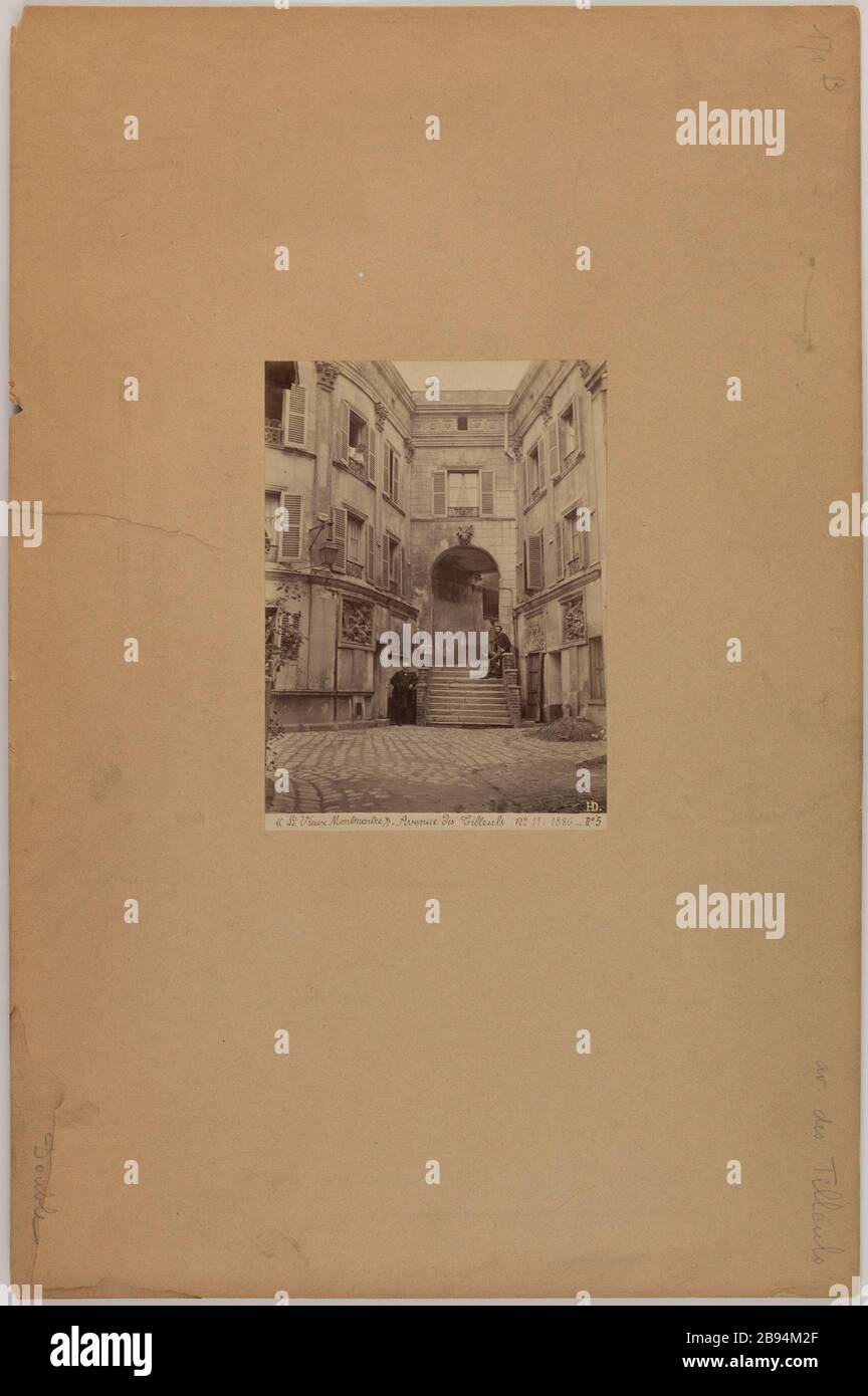 Alter Montmartre. Allee der Linde Nr. 11. # 5. Innenhof der 11 Avenue des Tilleuls, 16. Bezirk, Paris Le Vieux Montmartre. Cour intérieure du 11 Avenue des Tilleuls. Paris (XVIe arr. ), im Jahr 1886. Photographie anonyme. Tirage sur Papier Albuminé. Paris, musée Carnavalet. Stockfoto