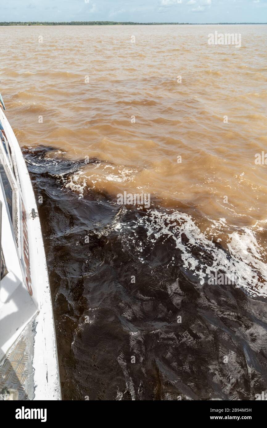 Treffen von zwei Flüssen in der Stadt Manaus in Der Amazonas Brasilien Stockfoto