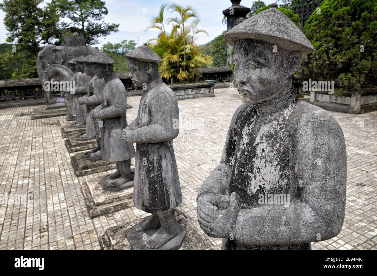 Steinerne Mandarinenstatuen am Grab von Khai Dinh, Hue, Vietnam Stockfoto