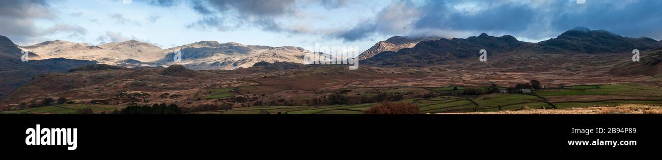 Ein fünf Bilder Panorama auf den Lake District Southern Fells, mit harter fiel rechts vom Zentrum und Scafell auf der linken Seite, Cumbria, England. Januar 2007 Stockfoto