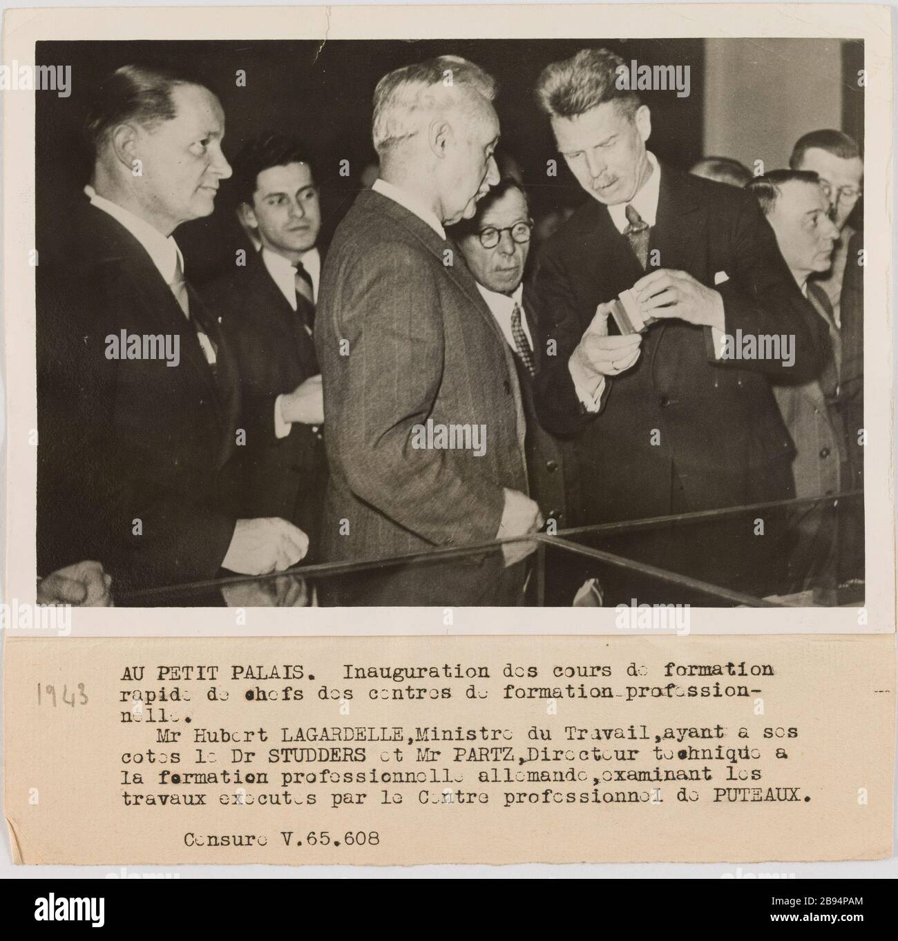Fotografie-Propaganda-Leiter von Schulungskursen Eröffnung von Berufsbildungszentren im Petit Palais, 8. Bezirk, Paris Agence LAPI (Les Actualités Photographiques Internationales). "Photographie propagande: Einweihung des cours de Formation de chefs des centres de Formation professionnelle au Petit Palais, 8ème arronoire, Paris". AU PETIT PALAIS. Eröffnung des cours de Formation / rapide de Chefs des centres de Formation Beruf- / nelle. / Herr Hubert LAGARDELLE, Ministre du Travail, ayant a ses / cotes le Dr. STUDERS et MR PARTZ, Directeur Technique A / la Format Stockfoto