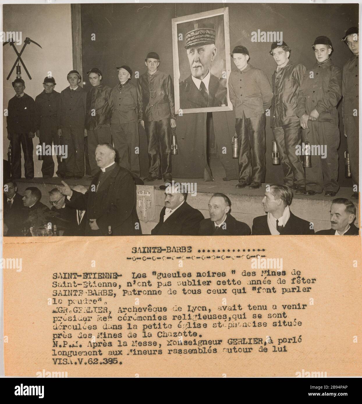 Fotografie-Propaganda-Feier der heiligen Barbara. Gallia. "Photographie propagande: Célébration de la Sainte-Barbe". Sainte-Barbe/SAINT-ETIENNE. Les 'Gueules noires' des Mines de / Saint-Etienne, n'ont pas oublié cette année de fêter / SAINT-BARBE, patronne de tous ceux qui 'Font parler / la poudre'. / MGR. GERLIER, Archevêque de Lyon, avait tenu a venir / présider les cérémonies religieuses, qui se sont / déroulées dans la petite église stéphanoise située / près des Mines de la Chazotte. / N.P.M. après la Messe, Monseigneur GERLIER, à parlé / longuement aux Mineurs rassemblés autours de l Stockfoto