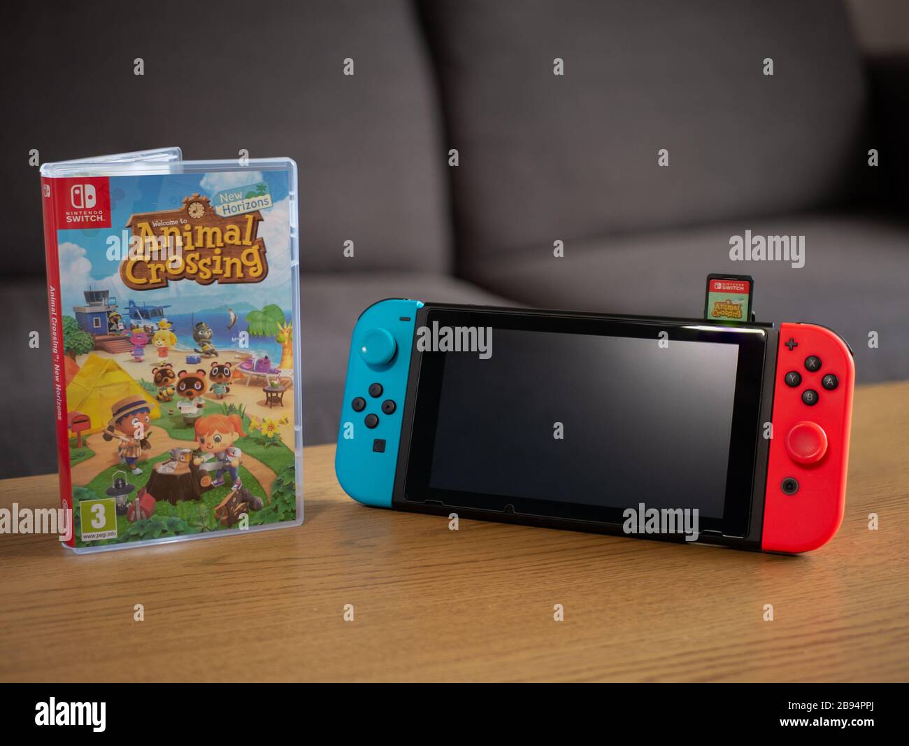 Großbritannien, März 2020: Nintendo Switch Handspielkonsole mit Animal Crossing New Horizons Spiel Stockfoto