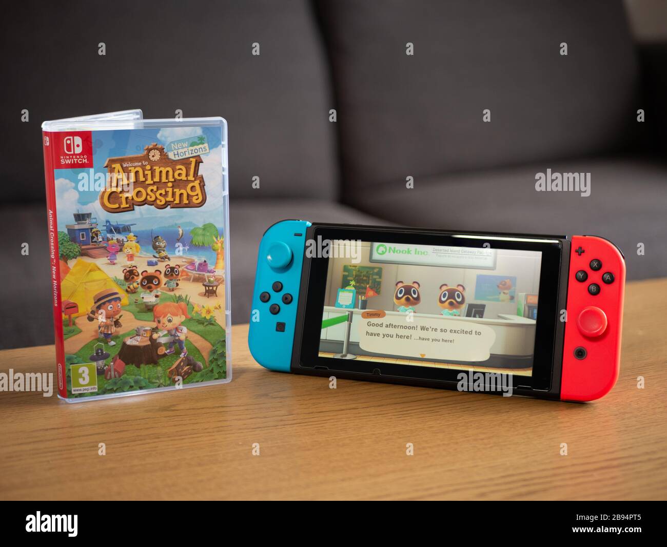 Großbritannien, März 2020: Nintendo Switch mit Animal Crossing New Horizons Spiel auf dem Bildschirm Stockfoto