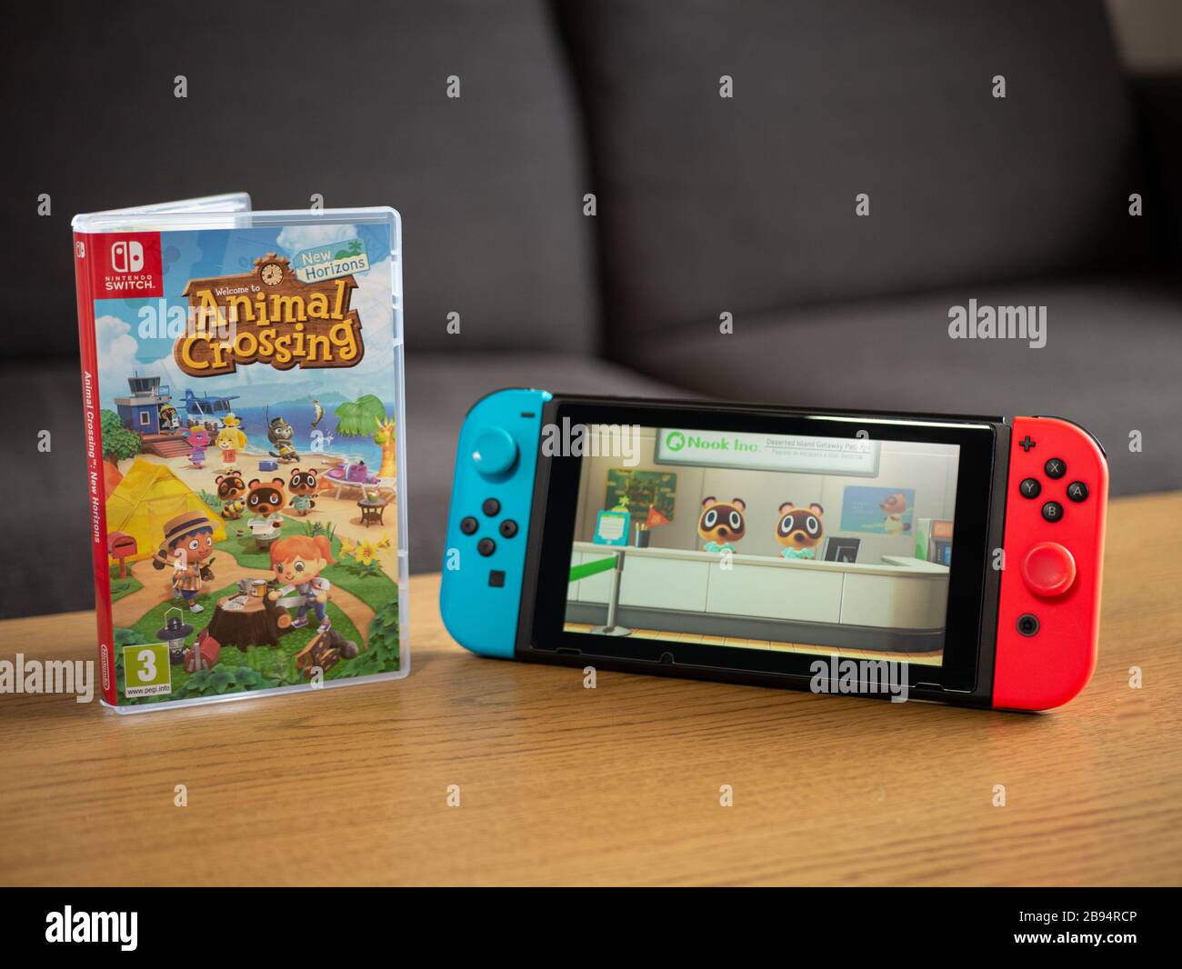 Großbritannien, März 2020: Nintendo Switch Animal Crossing New Horizons Game Opener auf dem Bildschirm Stockfoto