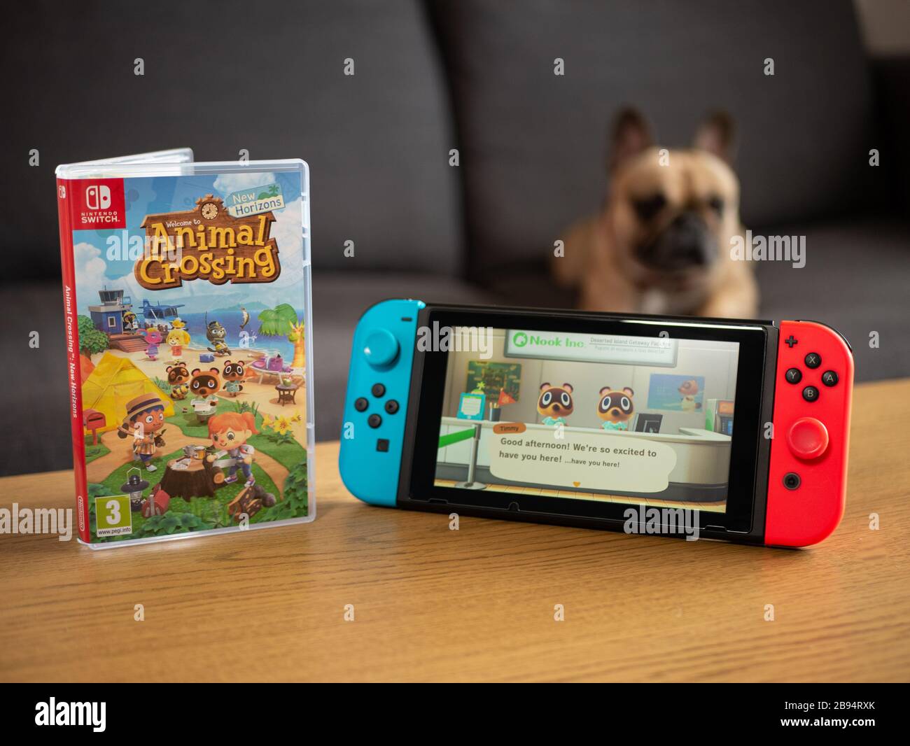 Großbritannien, März 2020: Nintendo Switch mit neuem Release Animal Crossing neue Horizonte und Haustier Stockfoto