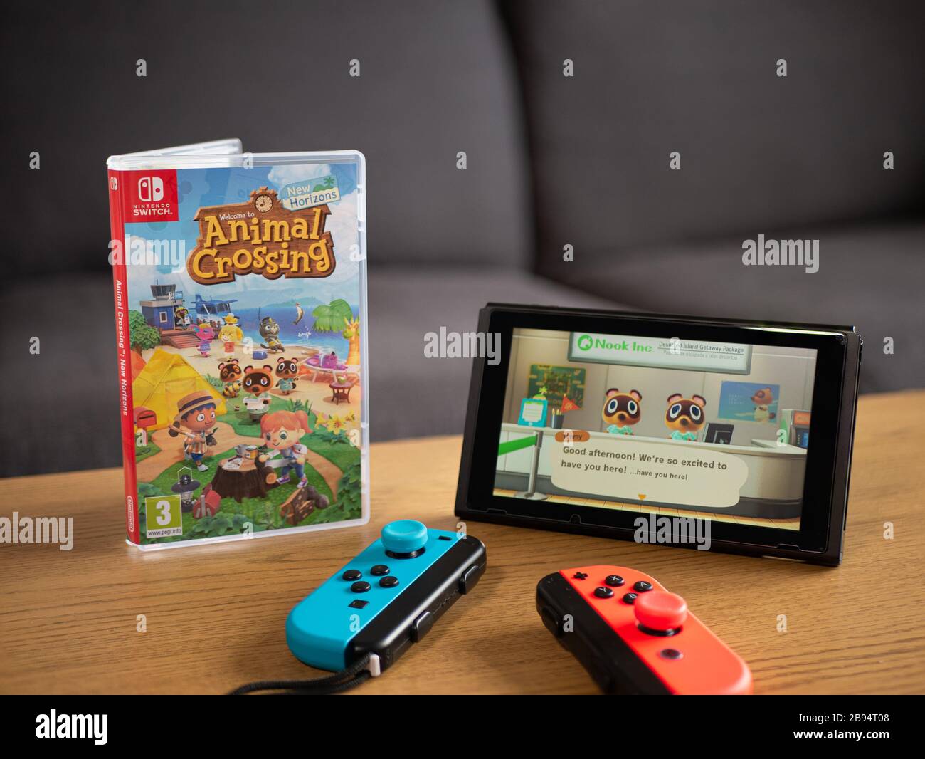 Großbritannien, März 2020: Nintendo Switch mit Joy Con Controllern und neuen Tieren, die neue Horizonte überschreiten Stockfoto