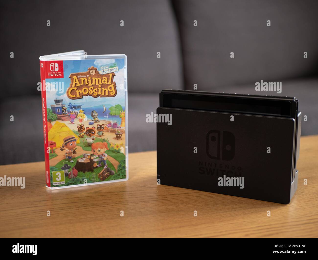 Großbritannien, März 2020: Nintendo Switch-Konsole mit Animal Crossing New Horizons Spiel Stockfoto