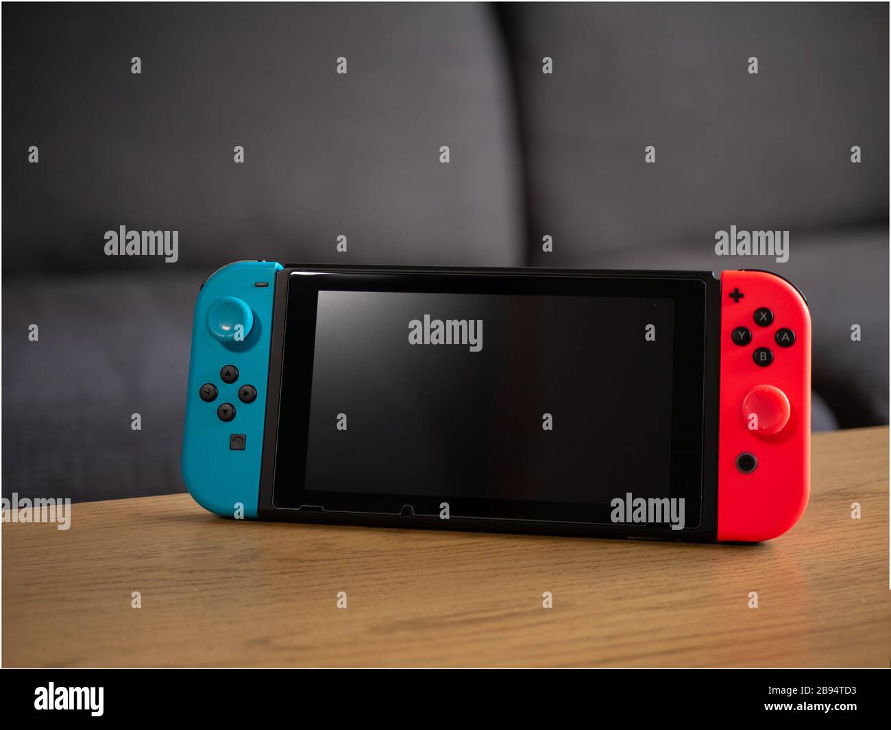 Großbritannien, März 2020: Heimeinstellung der Handheld-Konsole von Nintendo Switch Stockfoto