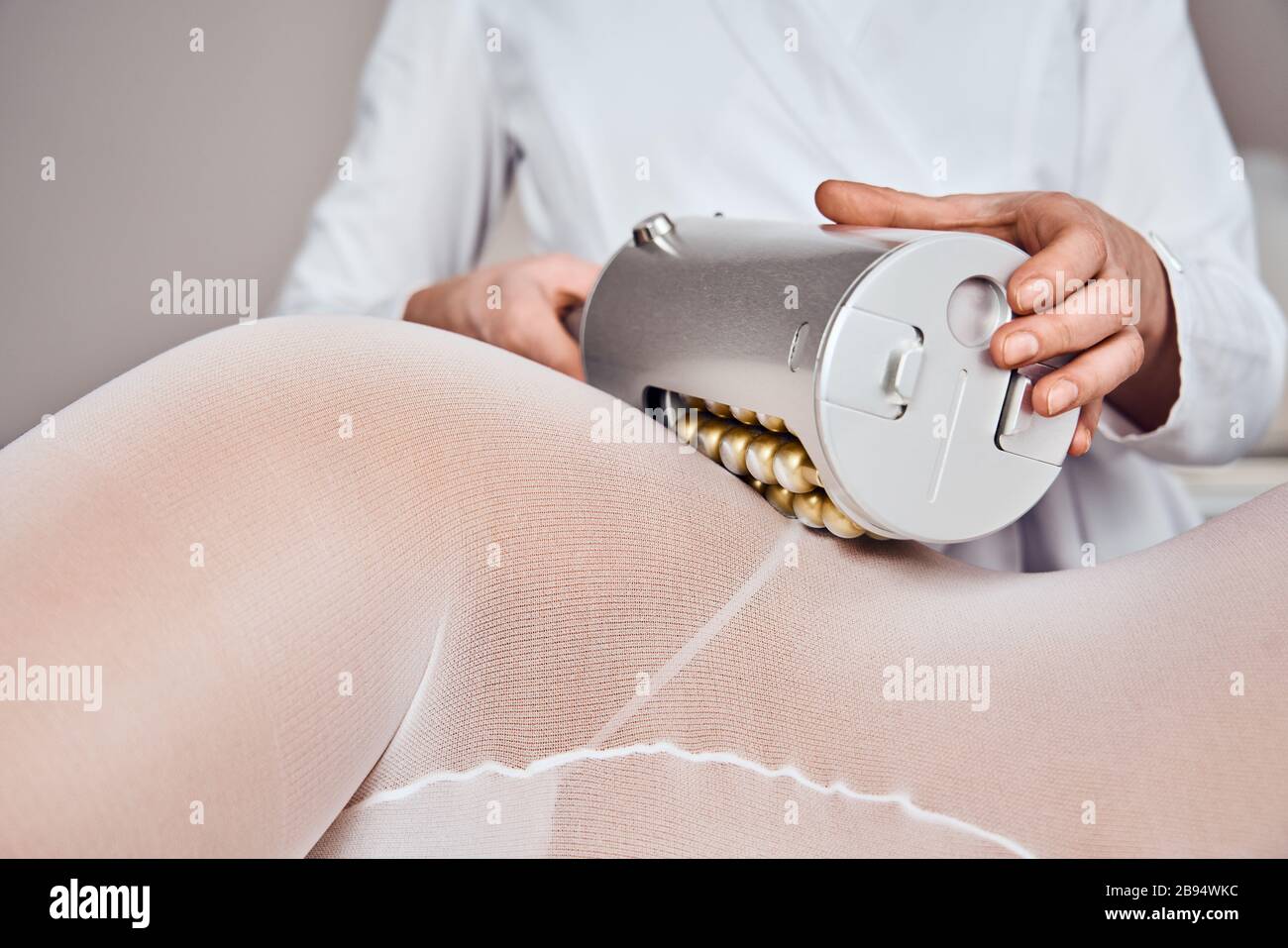 Masseur macht in der Klinik für Kosmetologie eine Anti-Zellulite-Massage Stockfoto