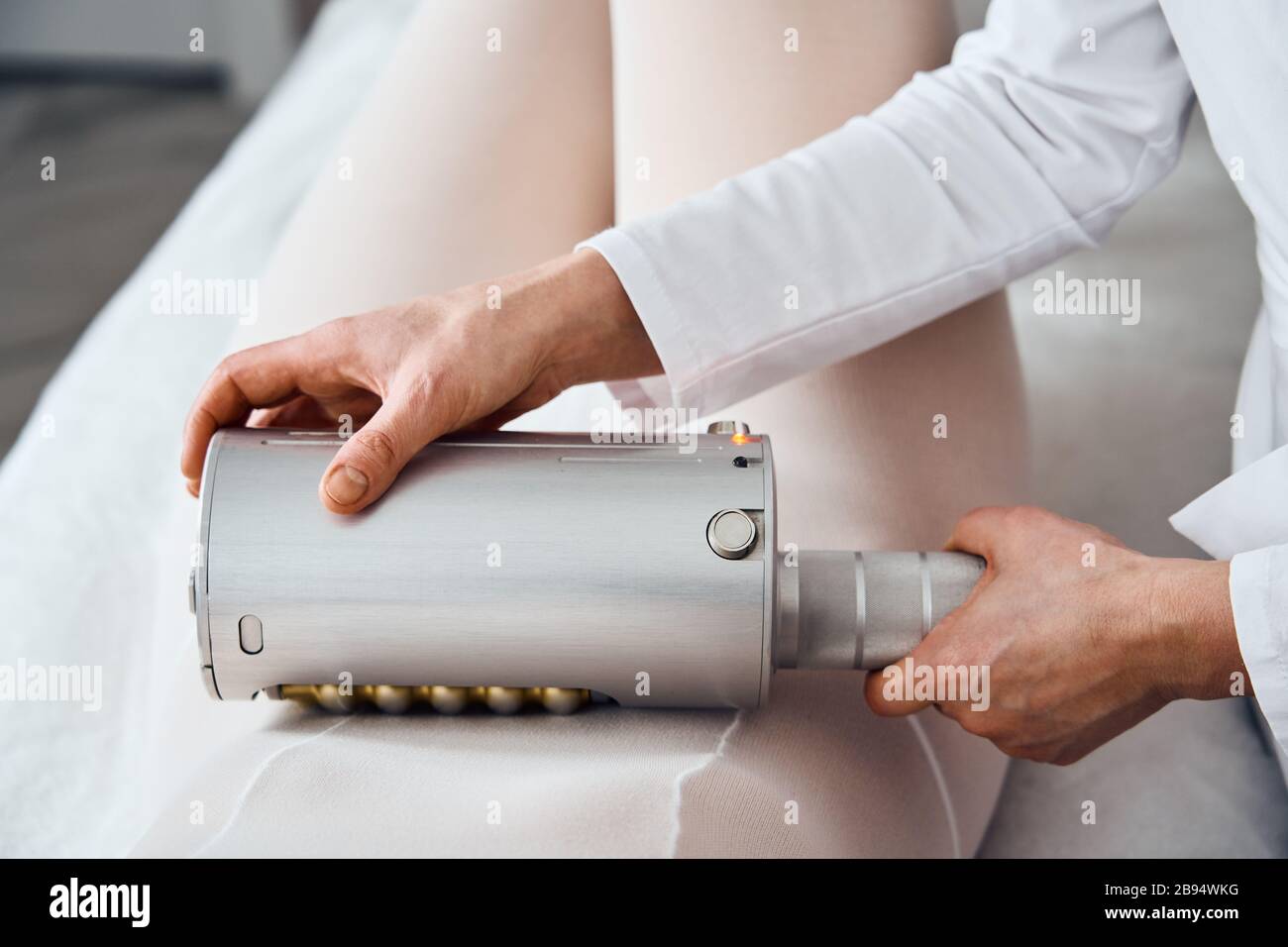 Masseur macht in der Klinik für Kosmetologie eine Anti-Zellulite-Massage Stockfoto