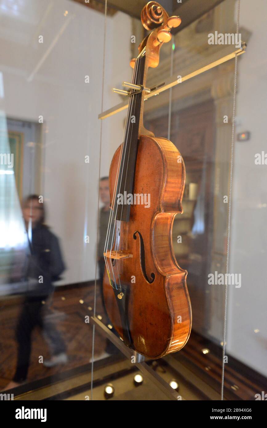 Paganini violin -Fotos und -Bildmaterial in hoher Auflösung – Alamy