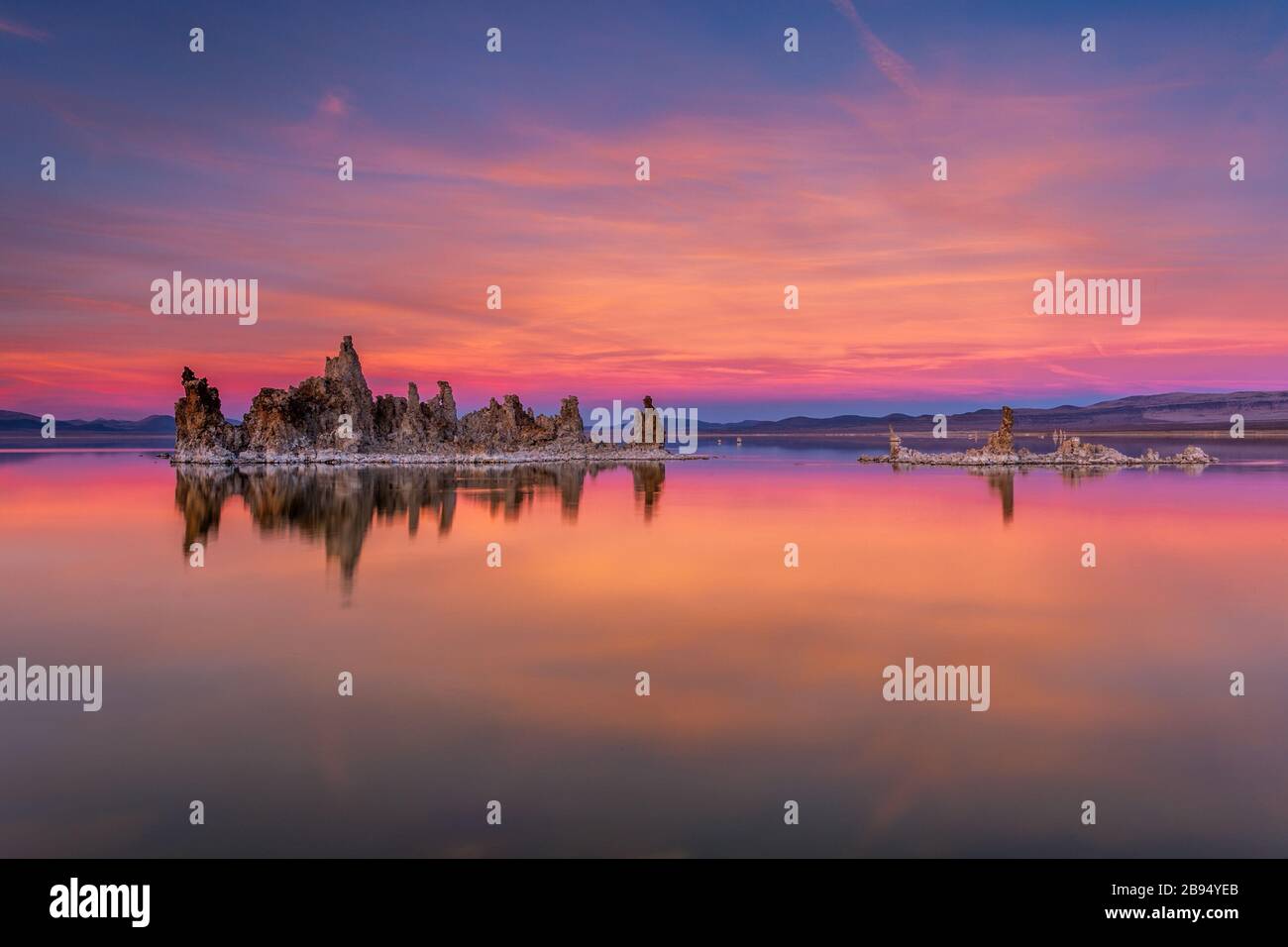 Sonnenuntergang über Mono Lake Stockfoto