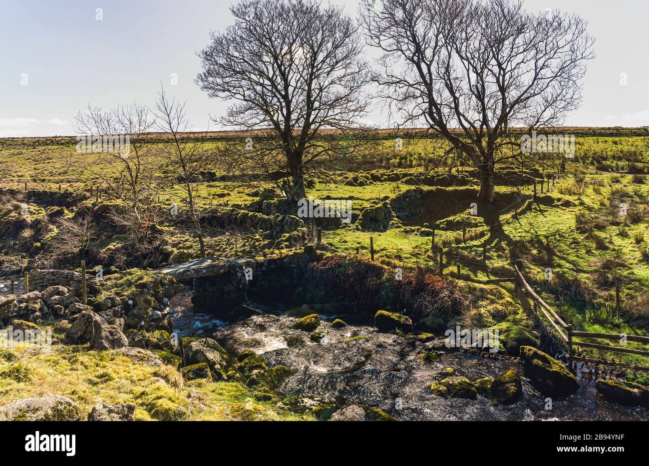 Ein in Klammern getragenes Bild der in Grad II aufgeführten Oakery Clapper Bridge in der Nähe von Princetown und Two Bridges, Dartmoor, Devon, England. März 2020 Stockfoto