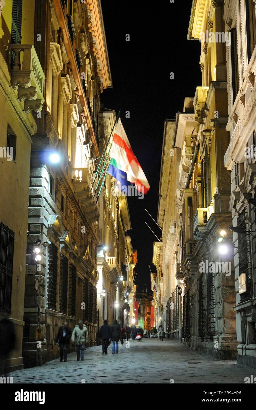 Über Garibaldi Straße bei Nacht, Strade Nuove, UNESCO-Weltkulturerbe, Genua, Ligury, Italien, Europa Stockfoto