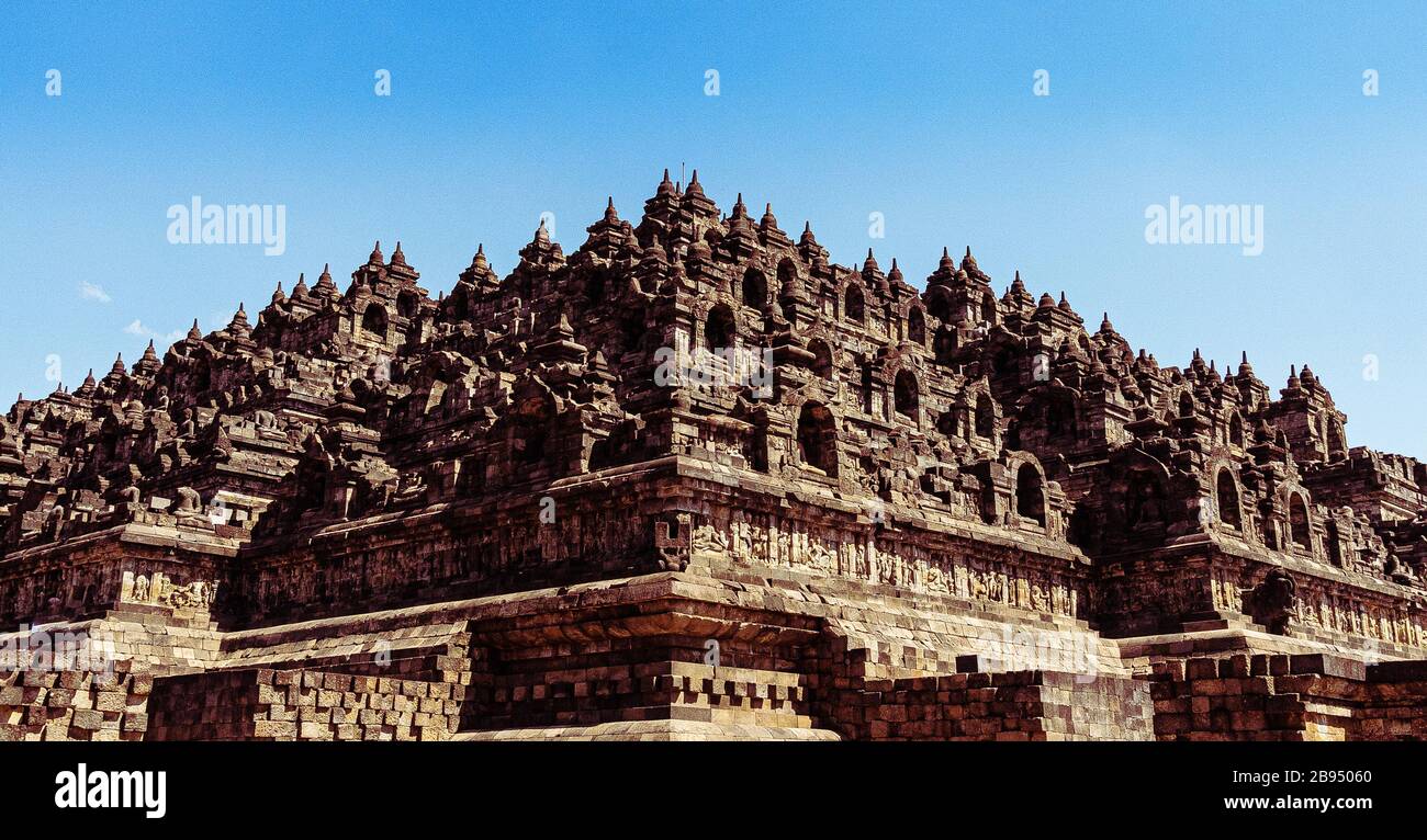 Der Borobodur-Tempel wurde in drei Ebenen erbaut: Ein pyramidaler Sockel mit fünf konzentrischen quadratischen Terrassen, der Stamm eines Kegels mit drei kreisförmigen Plattformen. Stockfoto