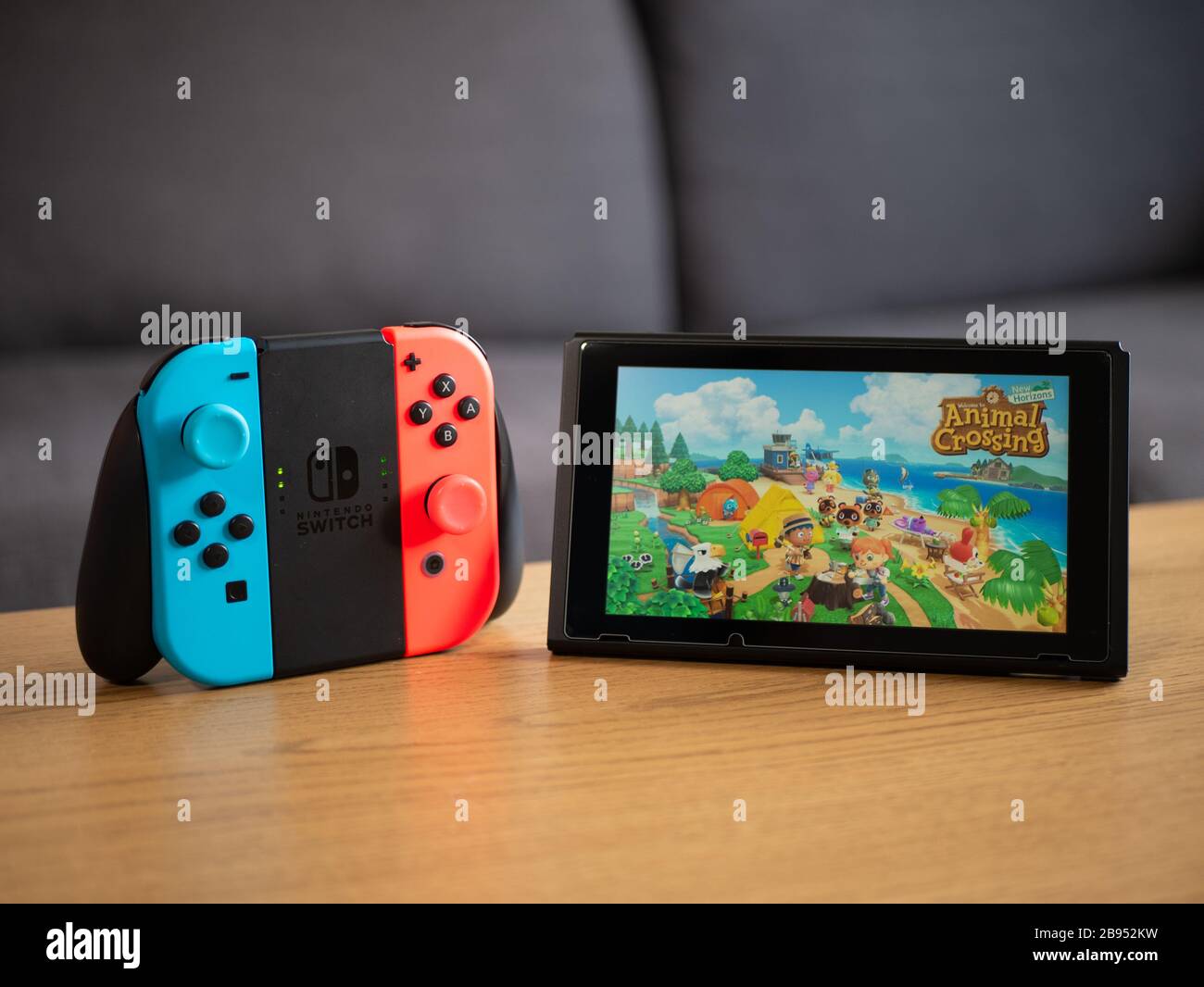 Großbritannien, März 2020: Nintendo Switch Joy Con Grip mit Animal Crossing New Horizons Spiel Stockfoto