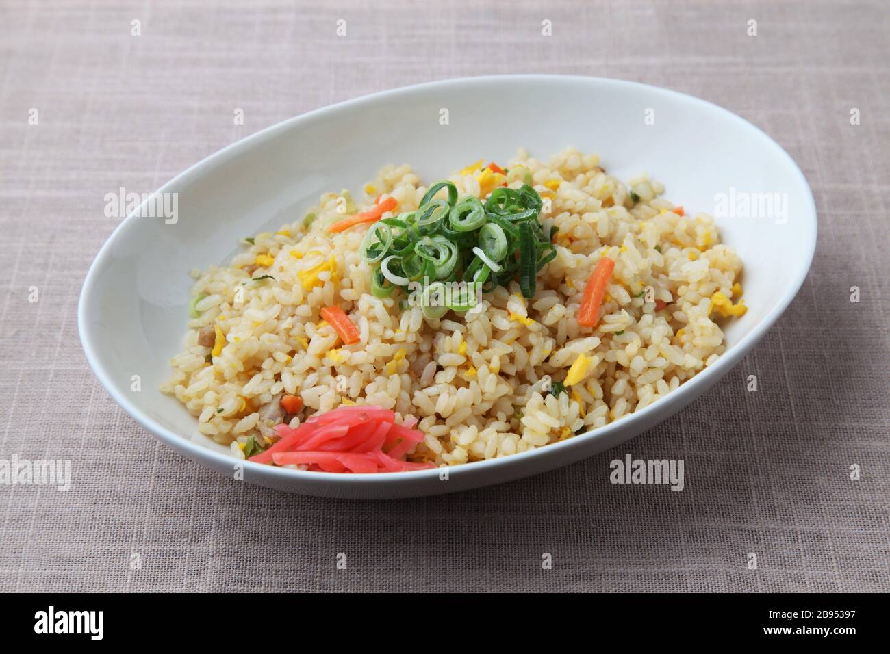 Gebratener Reis auf Platte isoliert auf Tischtuch Stockfoto
